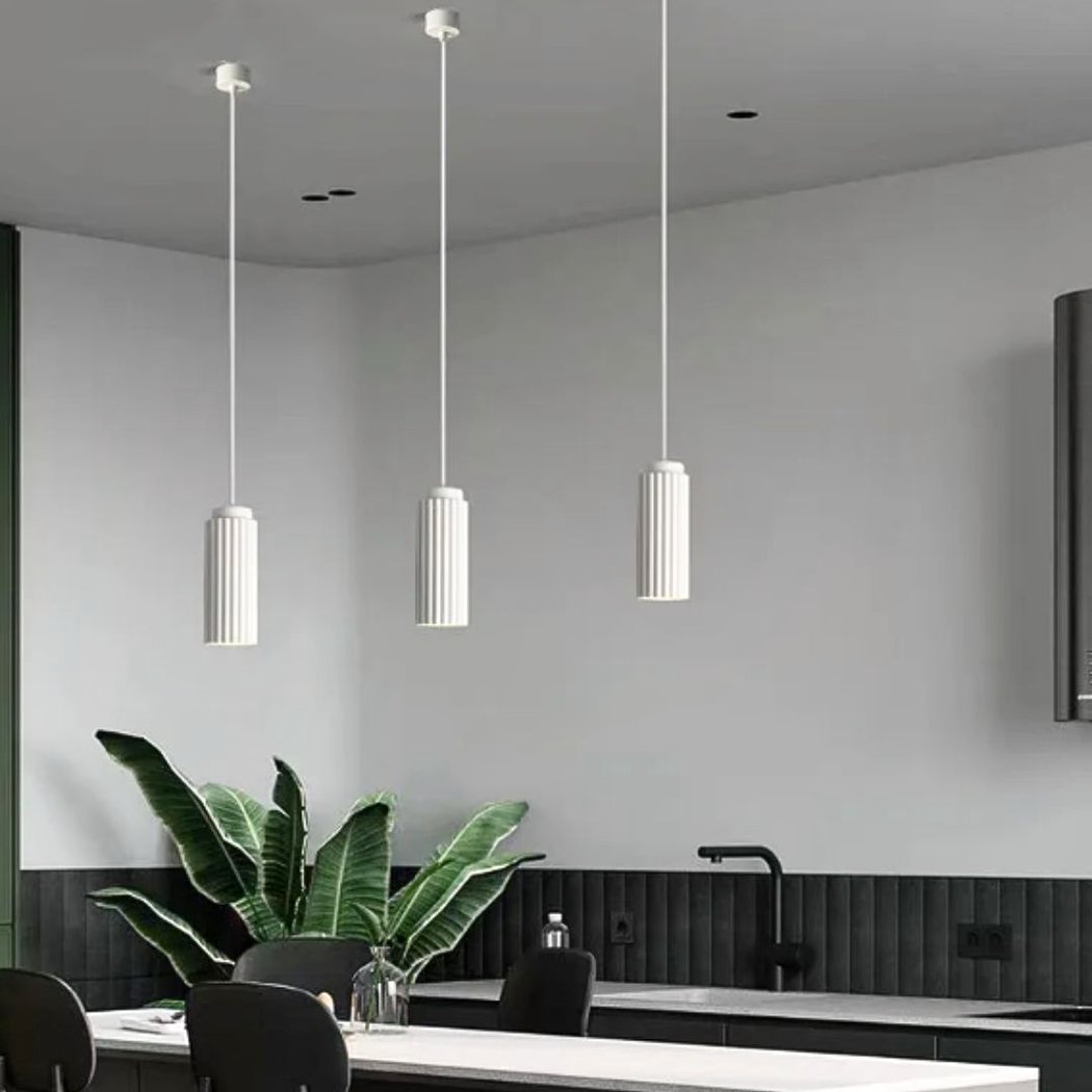 Suspension simple colorée dans le style scandinave - vue d'ensemble