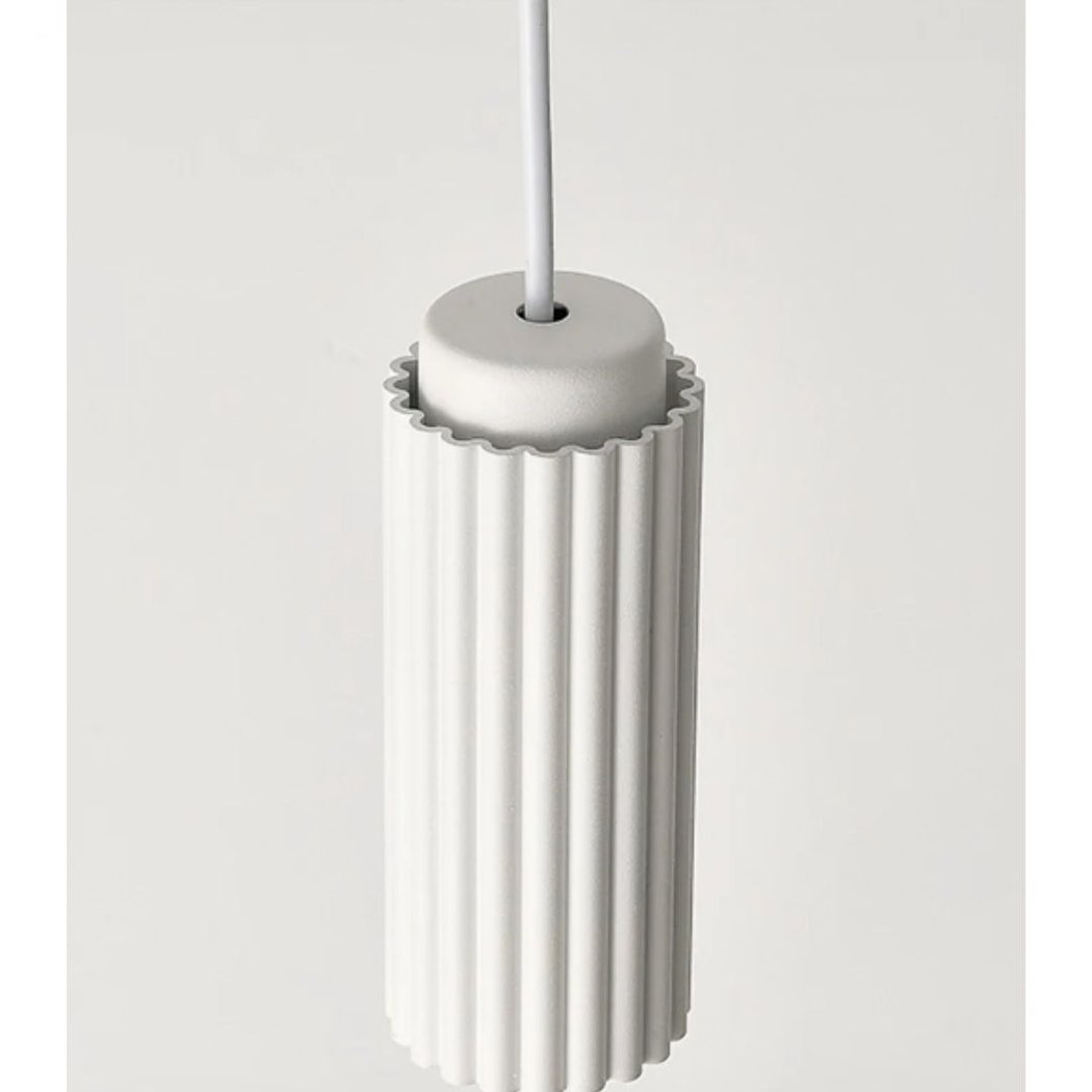 Suspension simple colorée dans le style scandinave - vue de côté