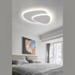 Lustre plafonnier moderne de salon en triangle design blanc - vue de côté
