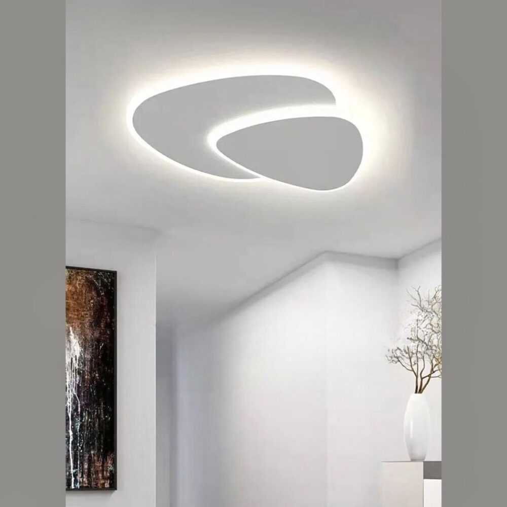 Lustre plafonnier moderne de salon en triangle design blanc - ambiance allumée