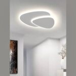 Lustre plafonnier moderne de salon en triangle design blanc - ambiance allumée