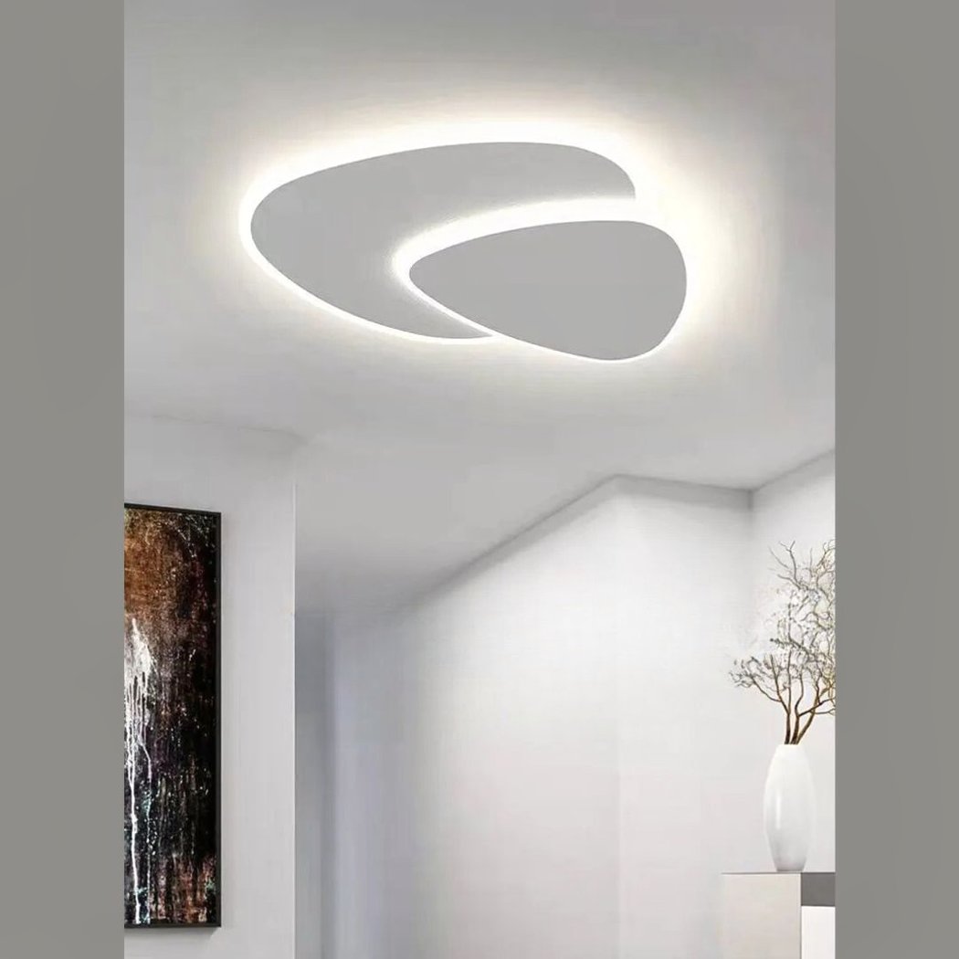 Lustre plafonnier moderne de salon en triangle design blanc - ambiance allumée