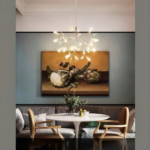 Lustre suspension moderne à LED original en forme d'arbre doré suspendu et allumé au-dessus d'une table de salle à manger.