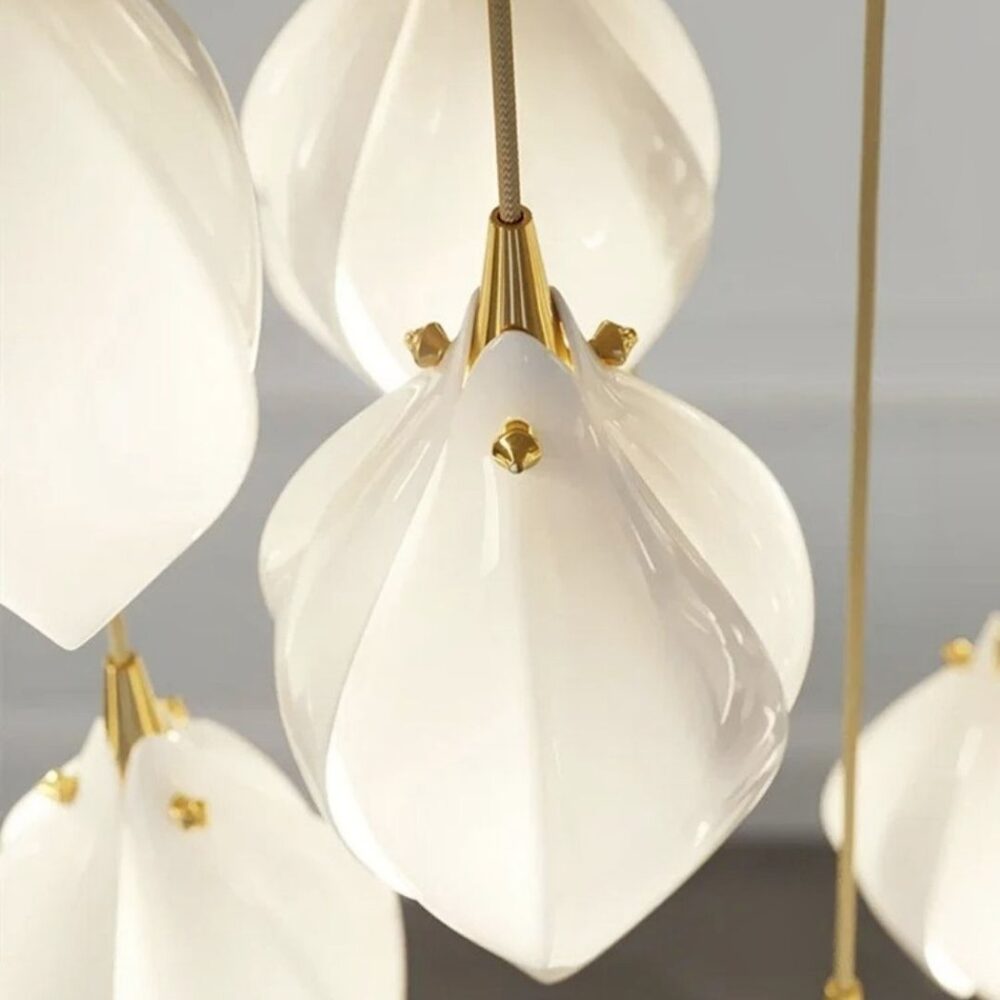 Suspension fleur blanche en céramique forme magnolia
