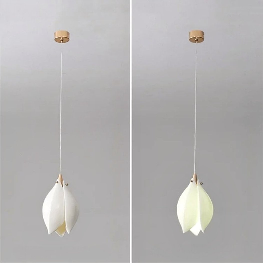 Suspension fleur blanche en céramique forme magnolia - vue de face