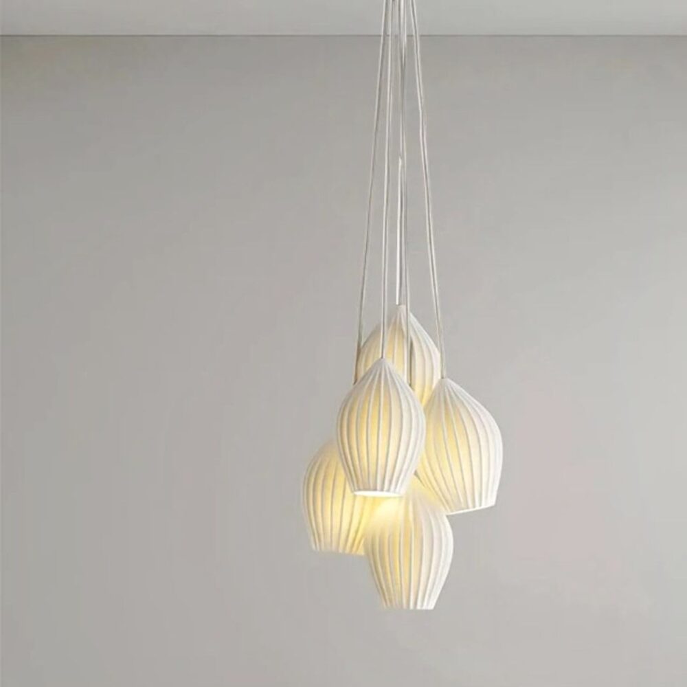 Suspension multiple cinq abat-jour en céramique blanche