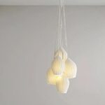 Suspension multiple cinq abat-jour en céramique blanche