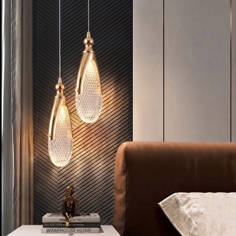 Lustre à gouttes plates en acrylique taillé et monture dorée, dans une chambre