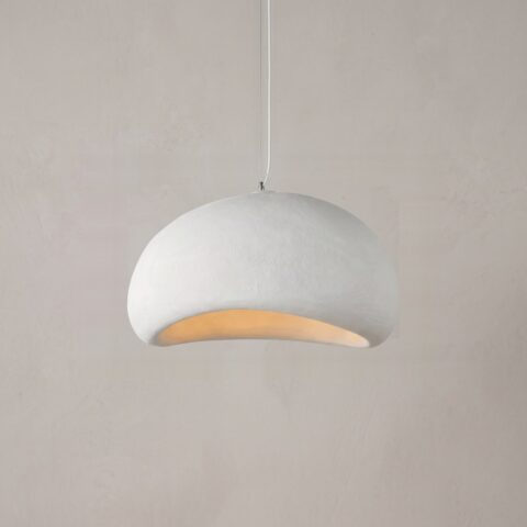 Lustre blanc en forme de dôme tenu par un câble blanc. En arrière-plan, un mur beige avec une fenêtre.