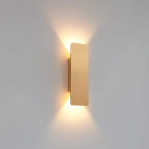Applique murale LED rectangulaire en métal, diffusant une lumière douce vers le haut et le bas pour un éclairage élégant et moderne.