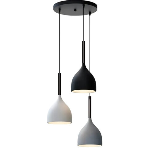Lustre 3 suspensions colorées grise, noire et blanche suspendues sur un socle rond noir. Sur fond blanc.