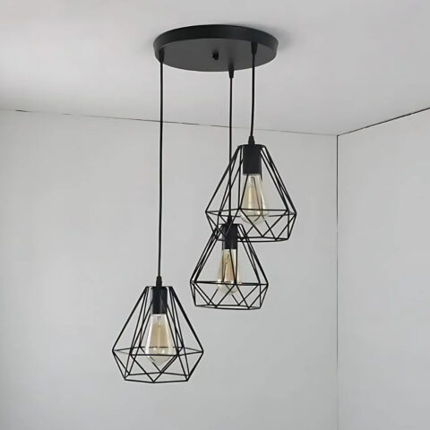 Lustre 3 suspensions géométriques en métal noir de style industriel. Fixé sur un plafond gris.
