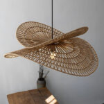 Lustre en rotin style chapeau