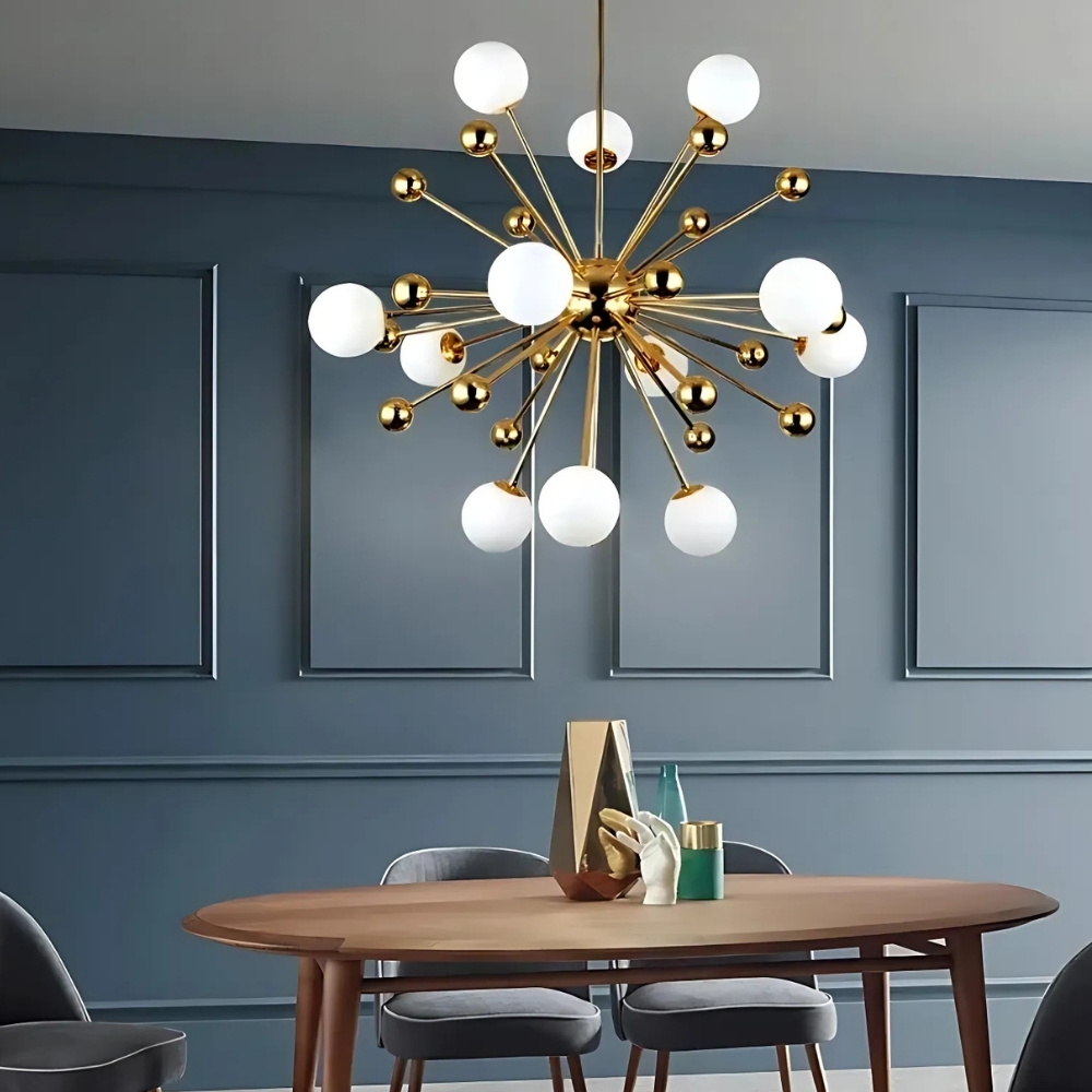 Lustre sputnik doré à boules de verre au-dessus d'une table dans une pièce bleue