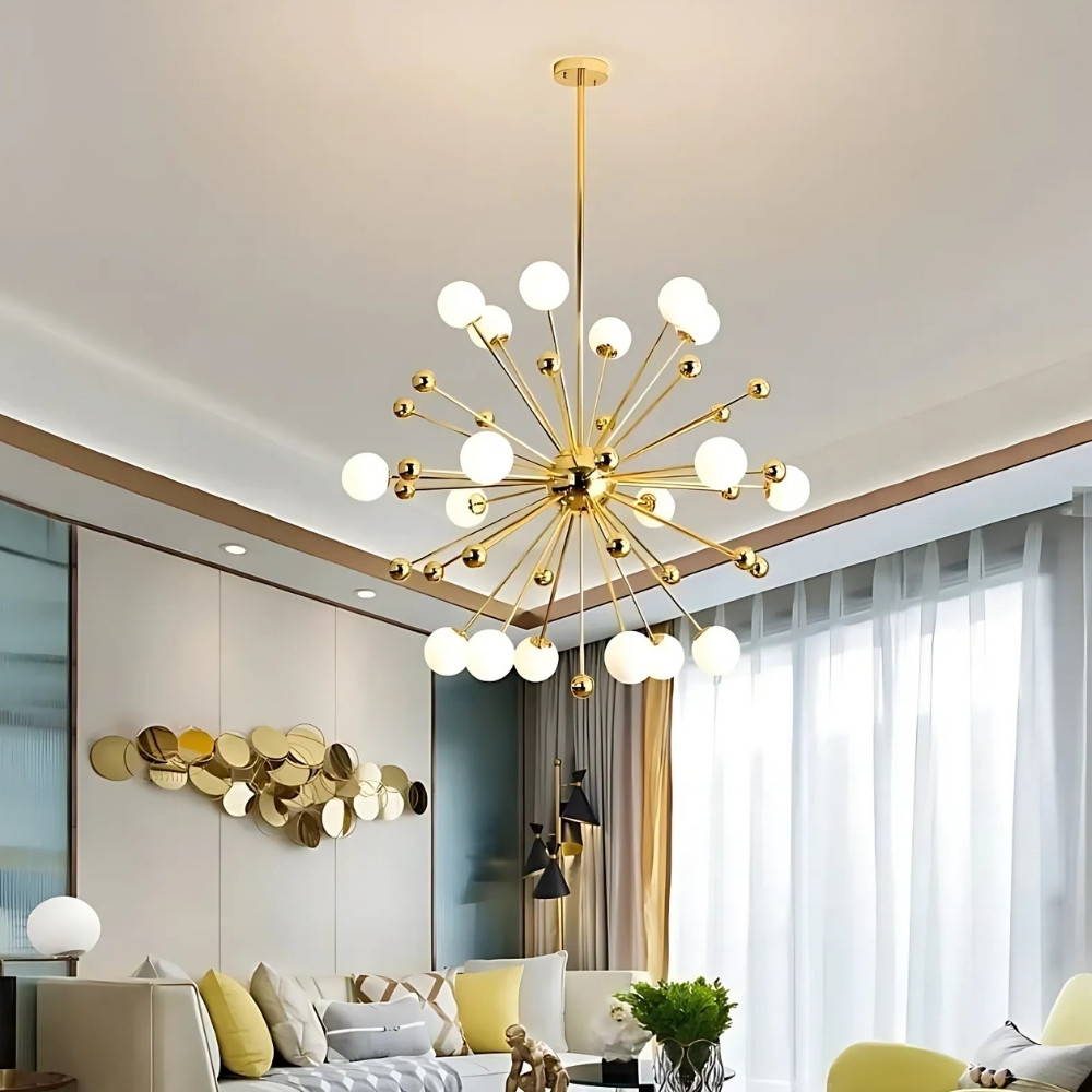 Lustre sputnik doré à boules de verre au-dessus d'un salon avec canapé