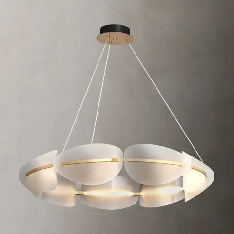 Lustre suspendu en acrylique de style nordique avec des formes ovales lumineuses sur un cercle doré. Sur fond gris.