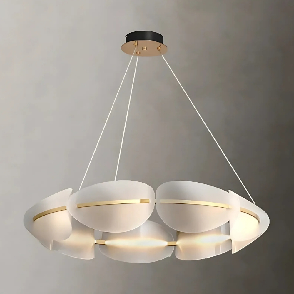 Lustre suspendu en acrylique de style nordique avec des formes ovales lumineuses sur un cercle doré. Sur fond gris.