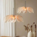 Lustre suspendu en forme de fleur en tissu blanc - vue de face