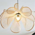 Lustre suspendu en forme de fleur en tissu blanc