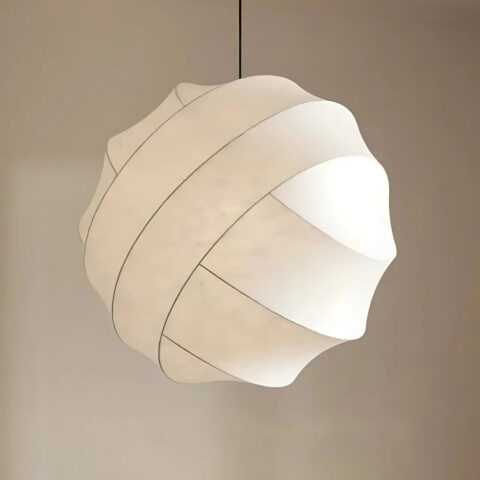 Suspension boule en papier japonais sur fond marron.
