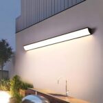 Applique murale LED moderne pour extérieur, au design épuré et minimaliste, émettant une lumière douce et uniforme, idéale pour illuminer les façades ou les espaces extérieurs.