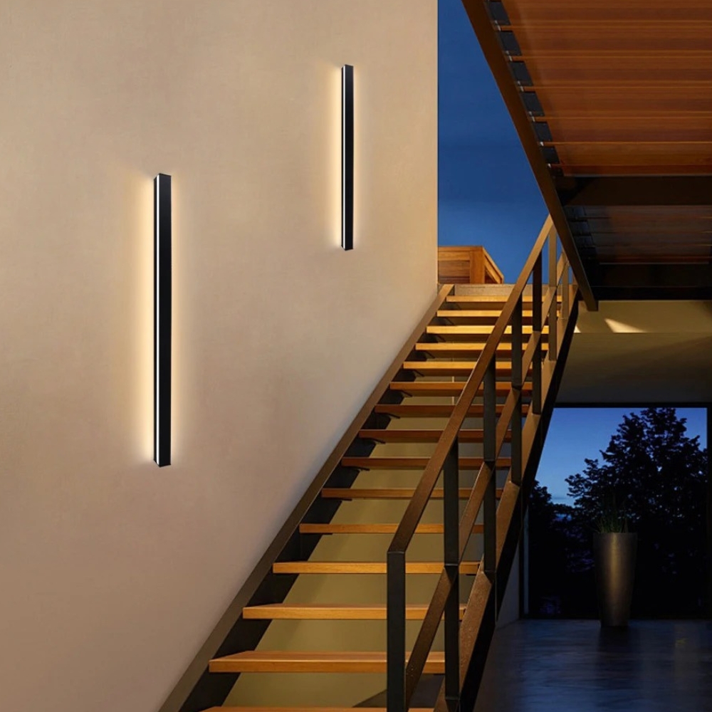 Applique murale LED noir mat pour extérieur, élégante et verticale, diffusant une lumière moderne et chaleureuse, parfaite pour sublimer les murs extérieurs et créer une ambiance raffinée.