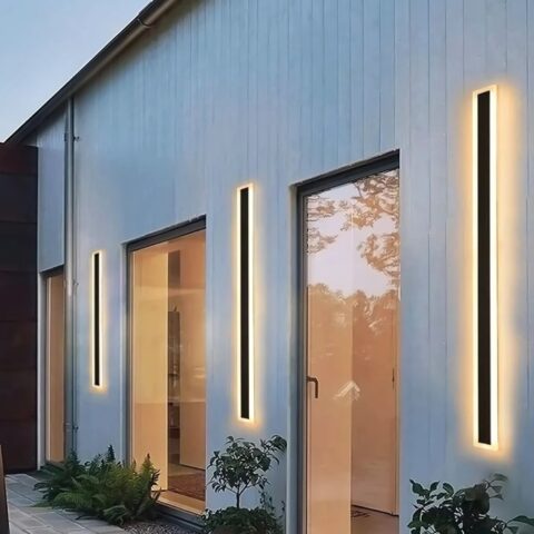Applique murale LED style industriel pour extérieur, longue et verticale, offrant une lumière moderne et diffuse, idéale pour éclairer les façades avec élégance et caractère.