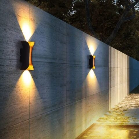 Applique murale moderne avec un double faisceau lumineux, projetant une lumière élégante vers le haut et le bas, idéale pour éclairer les extérieurs avec style.