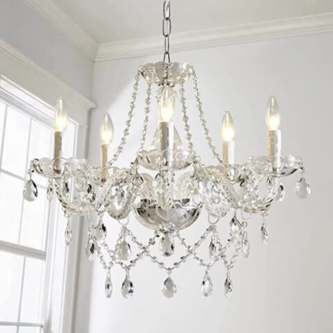 Lustre baroque en cristal à 6 lumières, orné de pampilles scintillantes et de chaînes de cristal, apportant une touche d'élégance et de raffinement à tout intérieur.