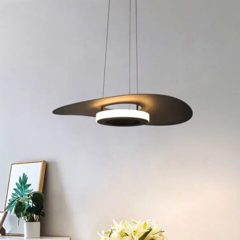 Lustre design au style original, doté de lignes épurées et futuristes, parfait pour ajouter une touche moderne et élégante à tout intérieur.
