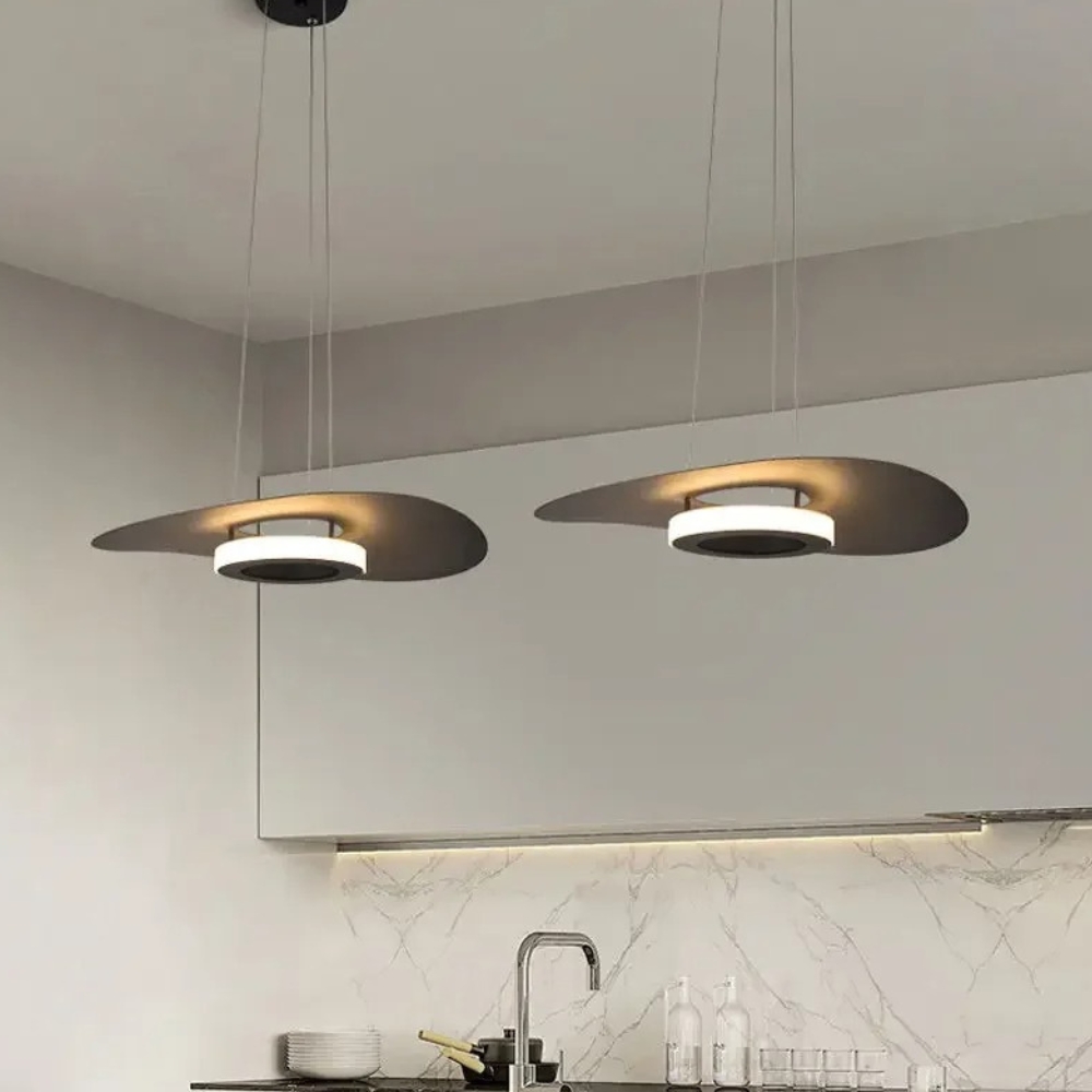 Lustre design original aux lignes épurées et futuristes - vue de côté