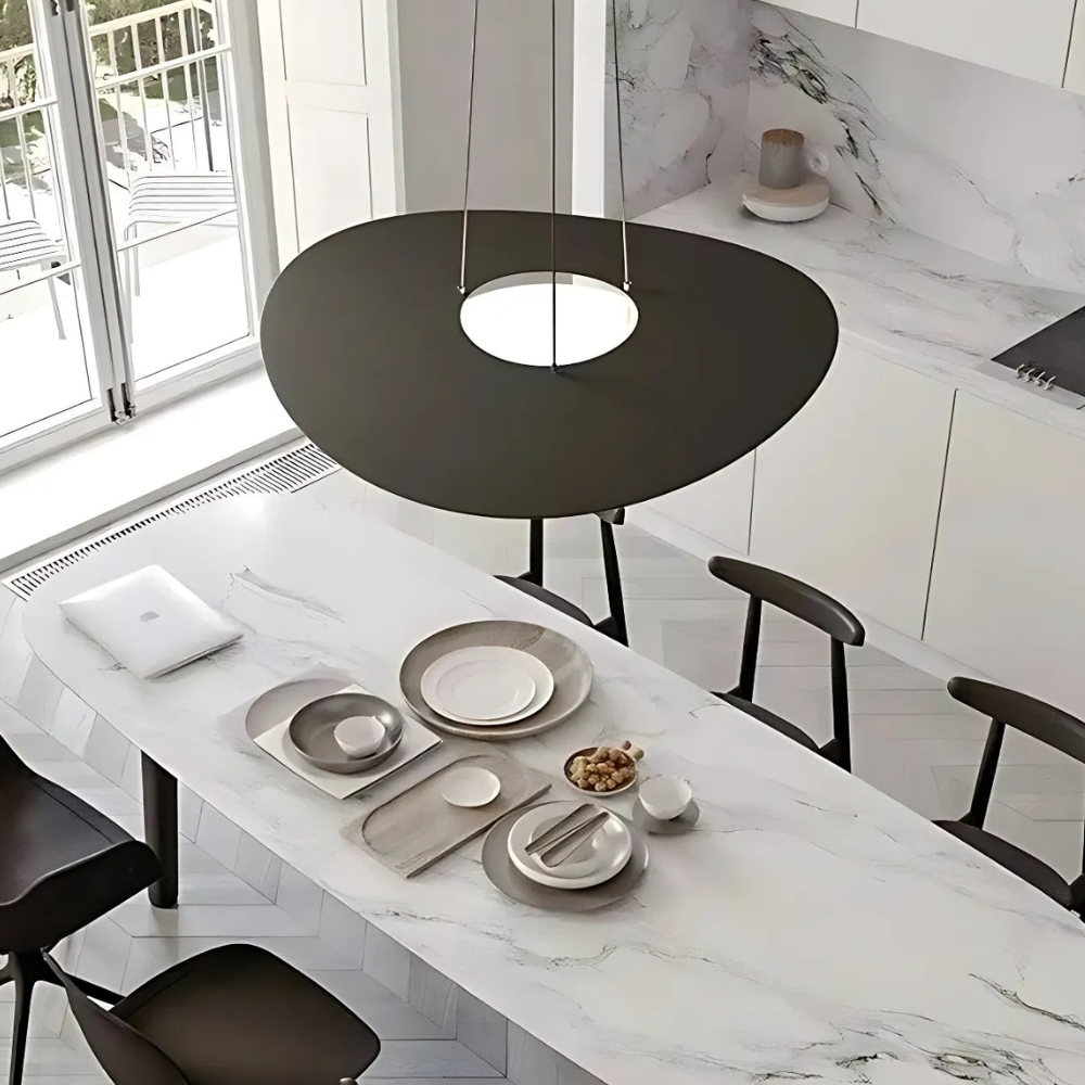 Lustre design original aux lignes épurées et futuristes