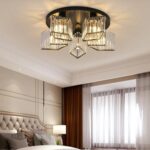 Suspension élégante en cristal avec un design raffiné, diffusant une lumière unique qui crée un effet scintillant et chaleureux dans la pièce.