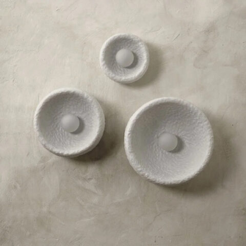 Trio d'applique murale ronde style japandi blanche fixé sur un mur beige