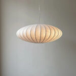 Suspension japandi artisanale en fibre naturelle fait main blanc sur fond uni