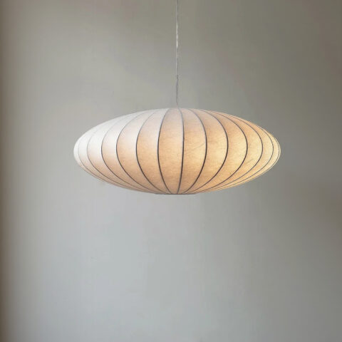 Suspension japandi artisanale en fibre naturelle fait main blanc sur fond uni