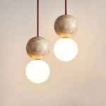 Duo de suspension japandi globe effet sculptural en verre poli et pierre beige sur fond uni