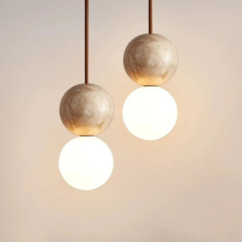 Duo de suspension japandi globe effet sculptural en verre poli et pierre beige sur fond uni