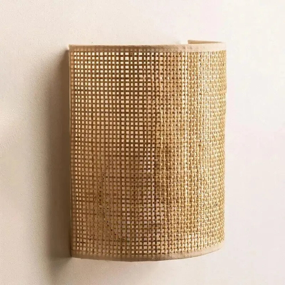 Applique murale japandi intérieur apaisé en rotin tressé beige en demi-cercle sur mur uni