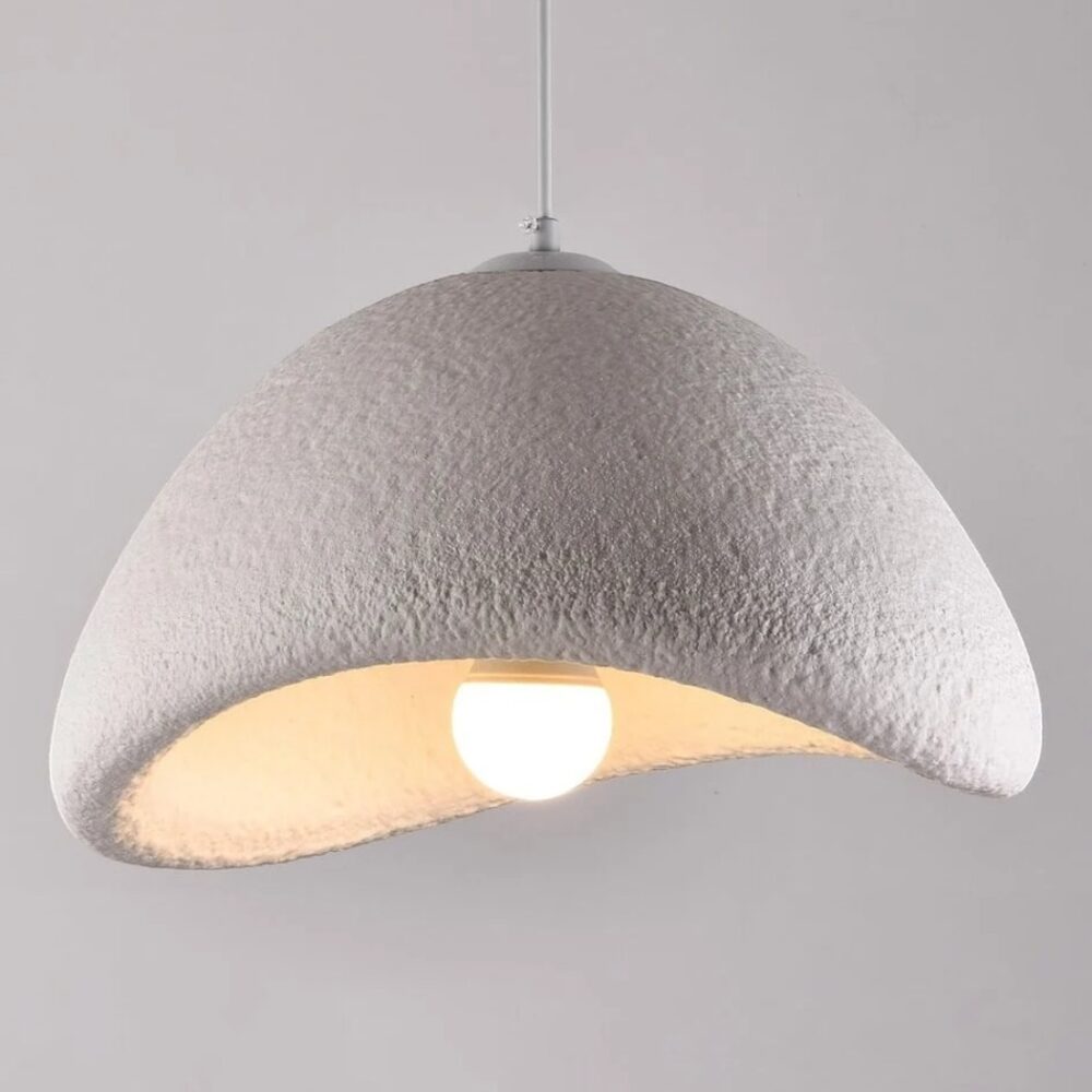 lustre suspendu asymétrique blanc, texture effet pierre, éclairé, sur fond neutre