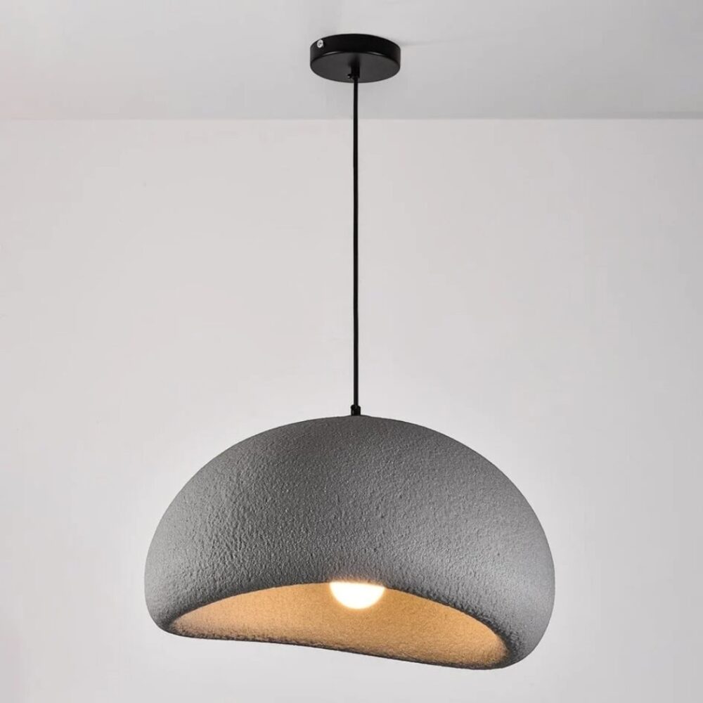 Lustre suspendu demi-sphère, finition effet pierre texturée grise, suspendu au plafond par câble fin.