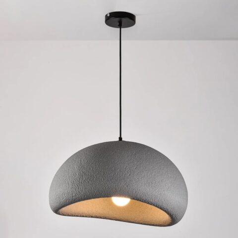 Lustre suspendu demi-sphère, finition effet pierre texturée grise, suspendu au plafond par câble fin.