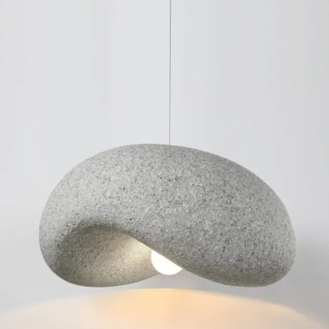 lustre suspendu forme galet en texture pierre, tons naturels, sur fond neutre