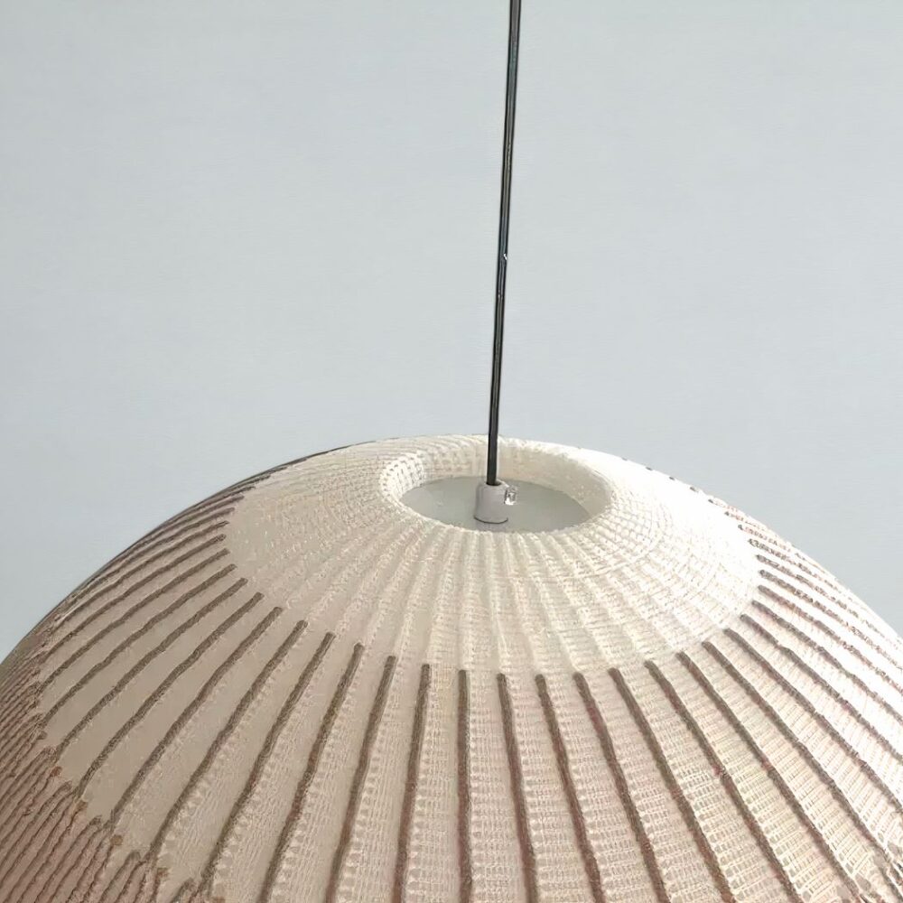 Suspension Japandi douce lumière avec maille tressée — détail des matériaux