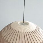 Suspension Japandi douce lumière avec maille tressée — détail des matériaux