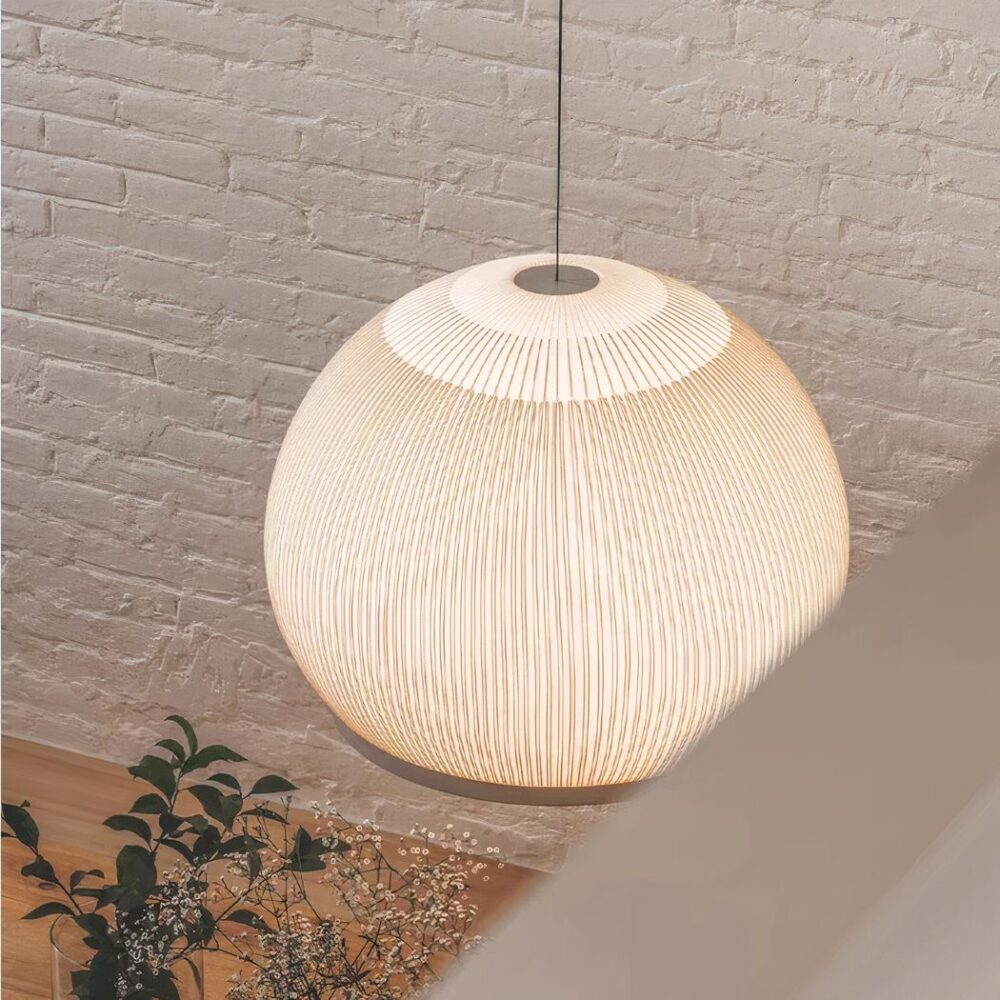 Suspension Japandi douce lumière avec maille tressée — vue en situation