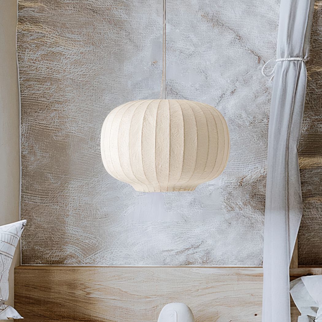 suspension blanche en forme de galet sculpté, en tissu plissé effet soie, suspendue dans un intérieur clair