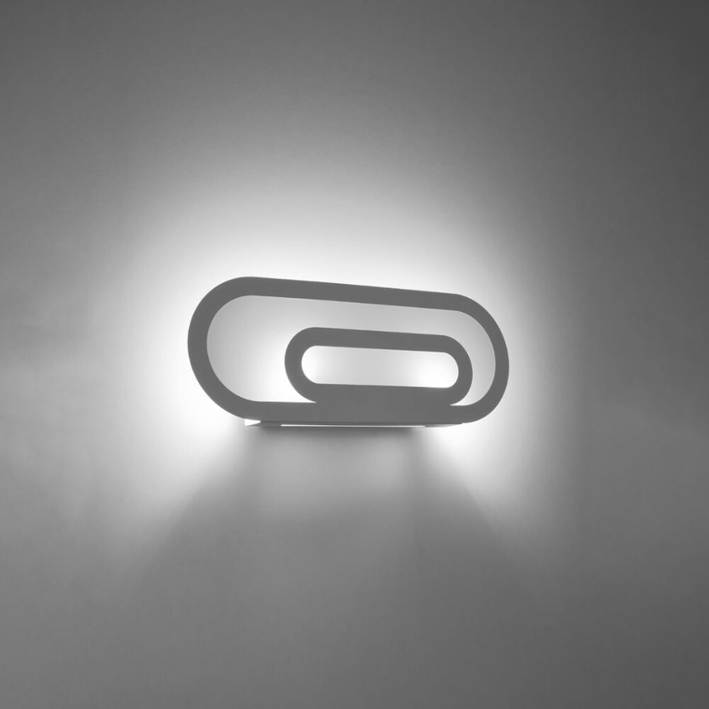 Applique murale blanche design avec une lumière diffuse sur fond gris