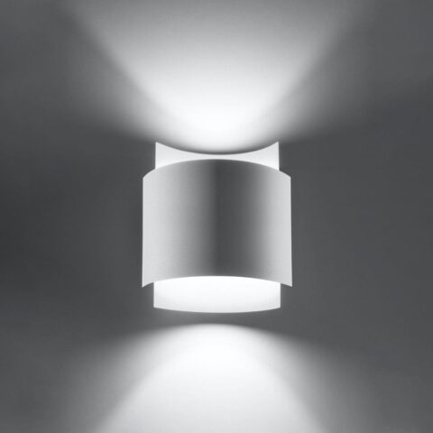 Applique murale design en acier blanc avec lumière directionnelle sur fond gris