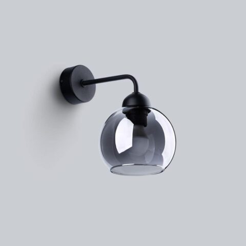 Applique murale élégante et contemporaine en métal noir et verre sur fond blanc